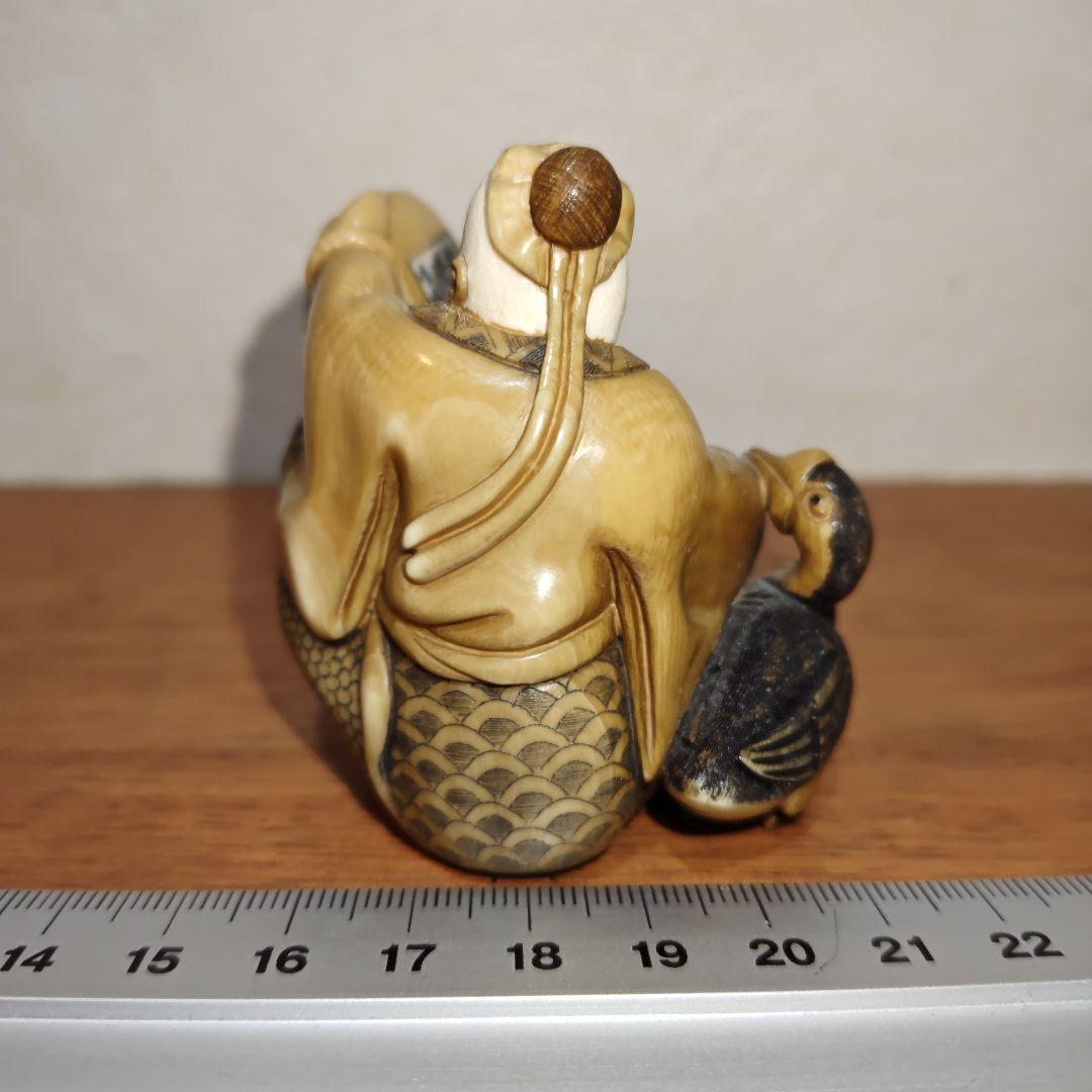 時代物高級置根付 天然素材【主と自分の絵を見る支那鵞鳥】高6.3cm 重111ｇ