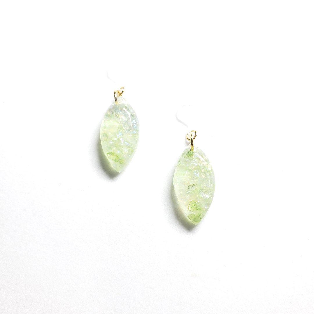 No.555-E【値下げ】クリスタルガラス☆淡色カラー☆レジンピアス・イヤリング