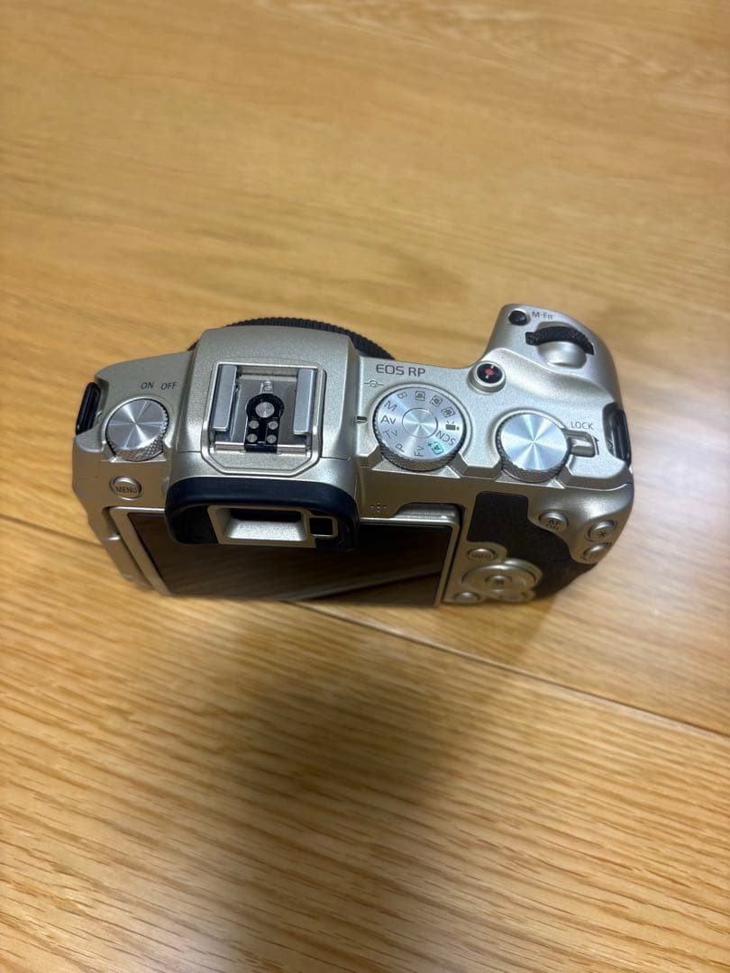 Canon EOS RPミラーレス一眼 ゴールドと予備バッテリー1個