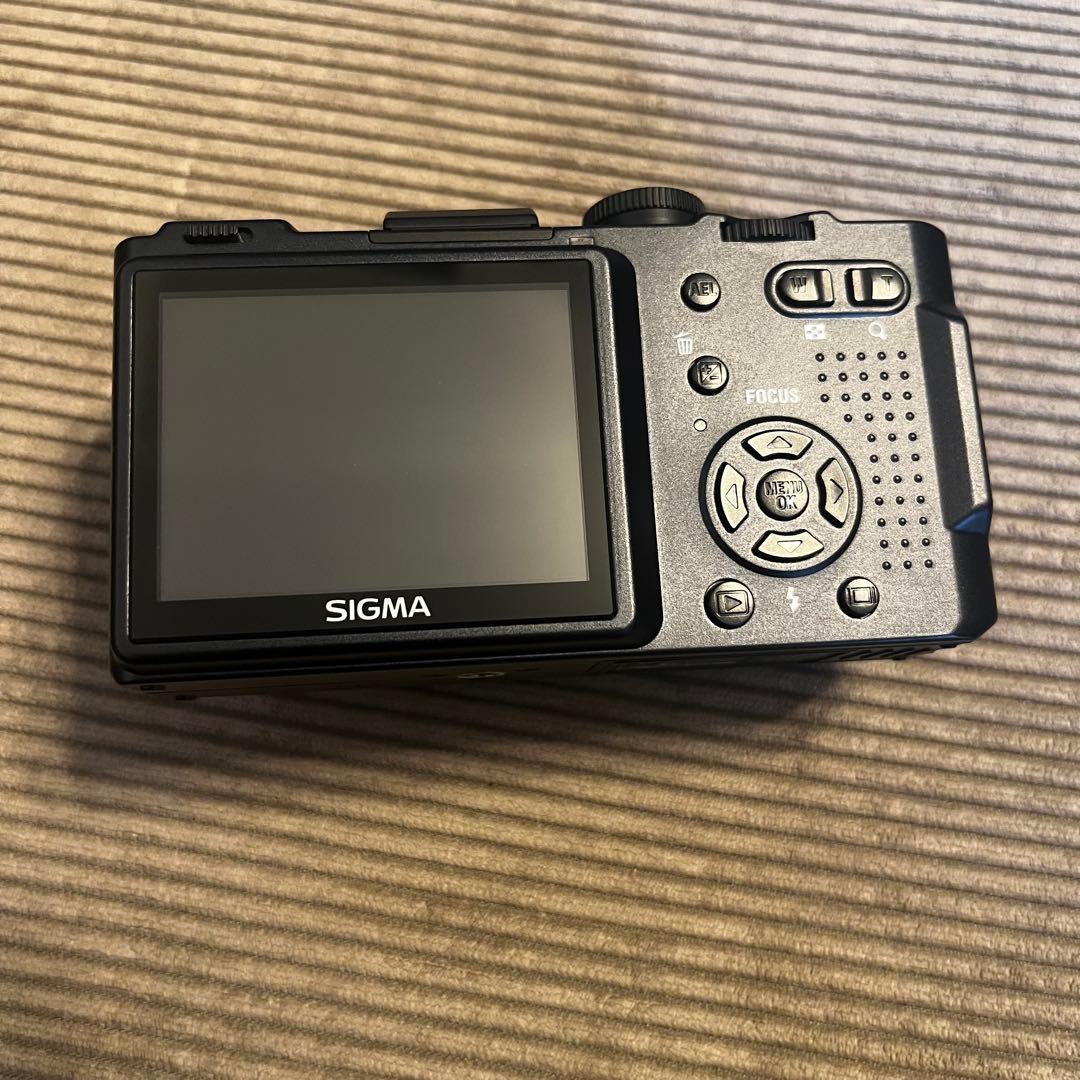 【美品】SIGMA DP1s コンパクトデジタルカメラ　オートレンズキャップ付き